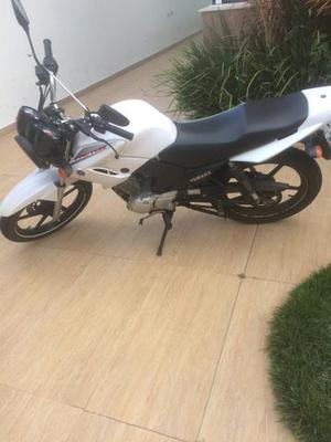 Troco em carro Yamaha Ybr factor ed 125 / branca,  - Motos - Parque Burle, Cabo Frio | OLX